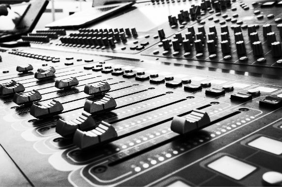 Console de mixage audio — faders et potentiomètres